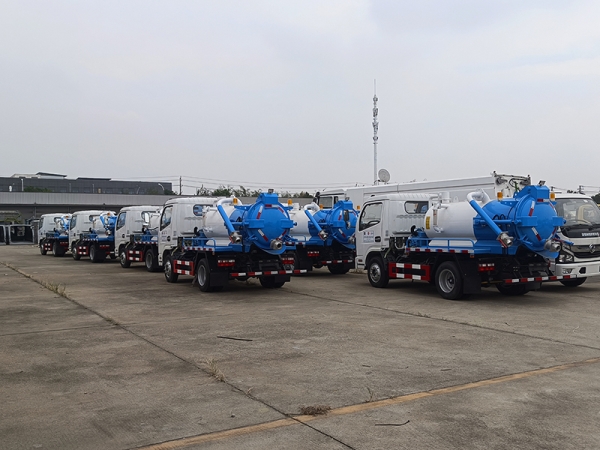Dongfeng 4×2 small sewage suction truck
