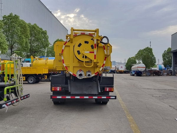 Sinotruk HOWO 4×2 Sewage Suction Truck