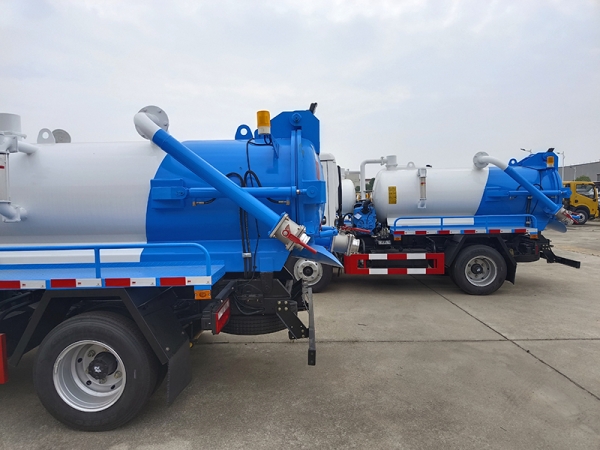 Dongfeng 4×2 small sewage suction truck