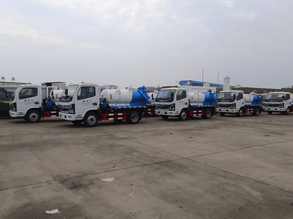 Dongfeng 4×2 small sewage suction truck