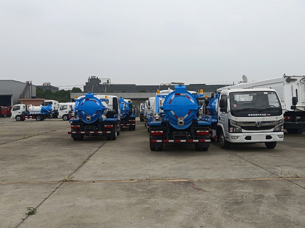 Dongfeng 4×2 small sewage suction truck