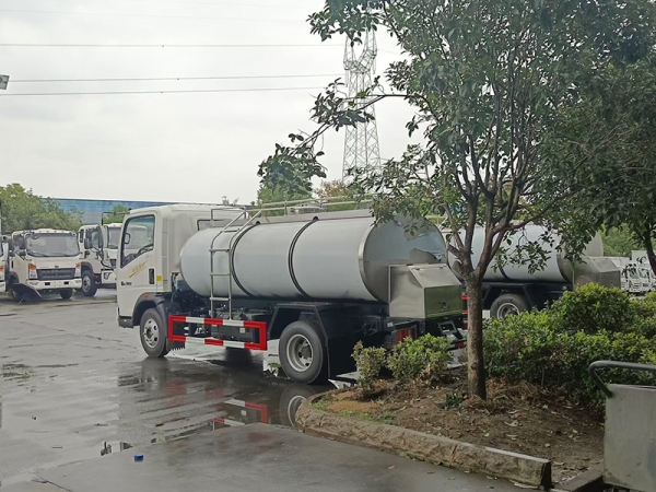 Sinotruk HOWO 6-ton fresh milk transport truck