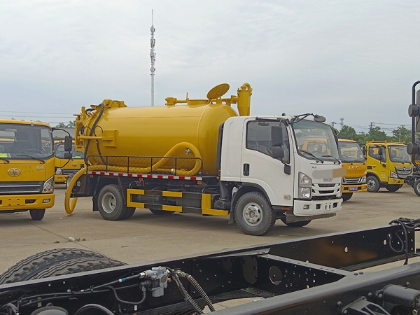 ISUZU Sewage Suction Truck