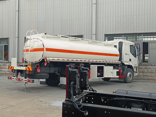 Dongfeng Liuqi 15 cubic fuel tank truck