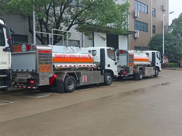 Small mobile fuel truck