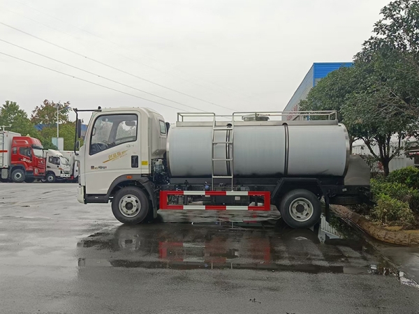 Sinotruk HOWO 6-ton fresh milk transport truck