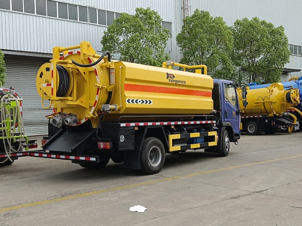 Sinotruk HOWO 4×2 Sewage Suction Truck