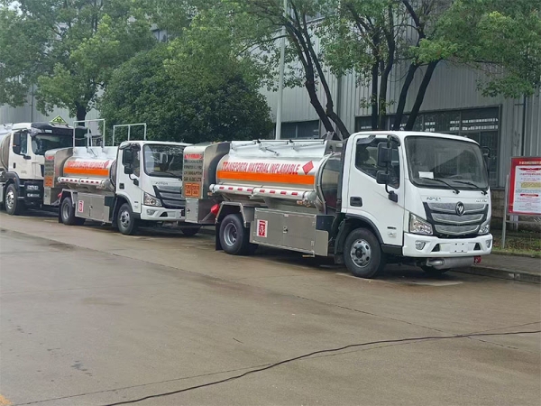 Small mobile fuel truck