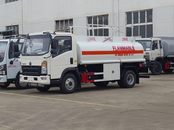 Sinotruk HOWO 5 ton fuel tanker