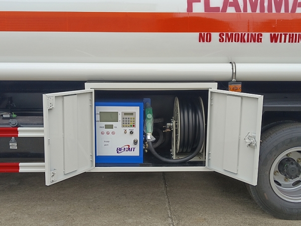 Sinotruk HOWO 5 ton fuel tanker