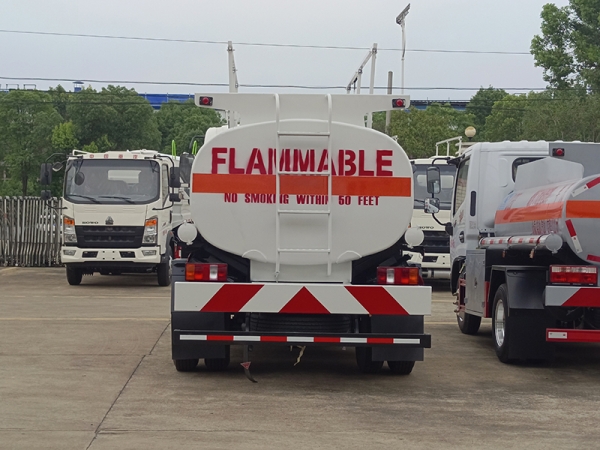 Sinotruk HOWO 5 ton fuel tanker
