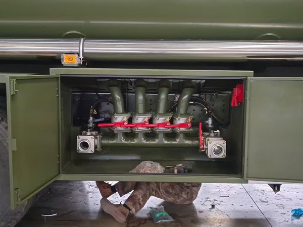 Dongfeng Tianlong rear double axle 20 cubic tank truck