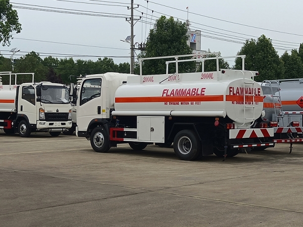 Sinotruk HOWO 5 ton fuel tanker