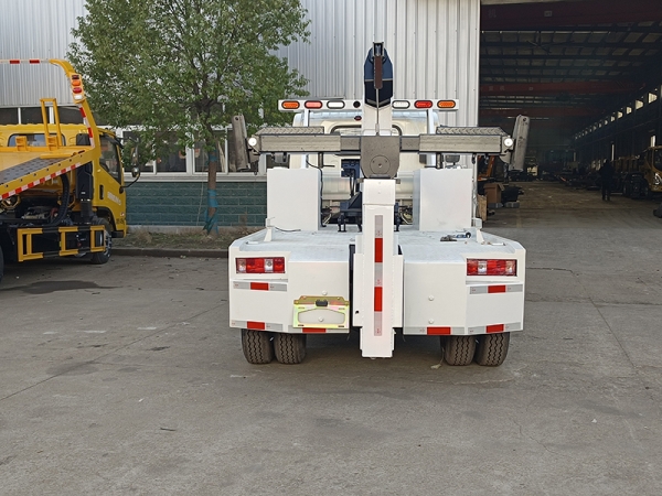 Jiefang one-tow one-tow crane connected tow truck