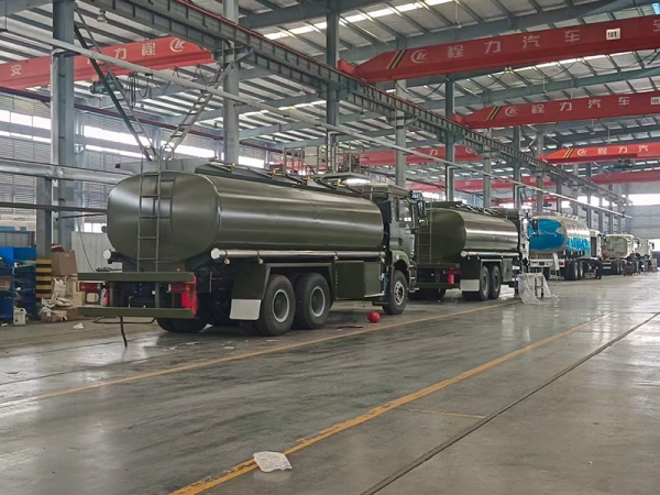 Dongfeng Tianlong rear double axle 20 cubic tank truck