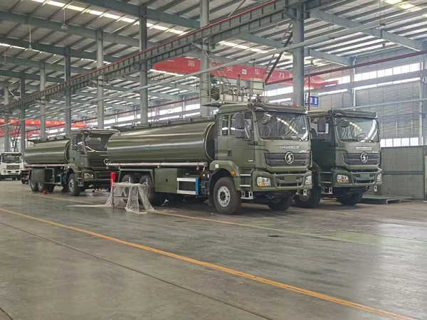 Dongfeng Tianlong rear double axle 20 cubic tank truck