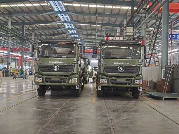 Dongfeng Tianlong rear double axle 20 cubic tank truck